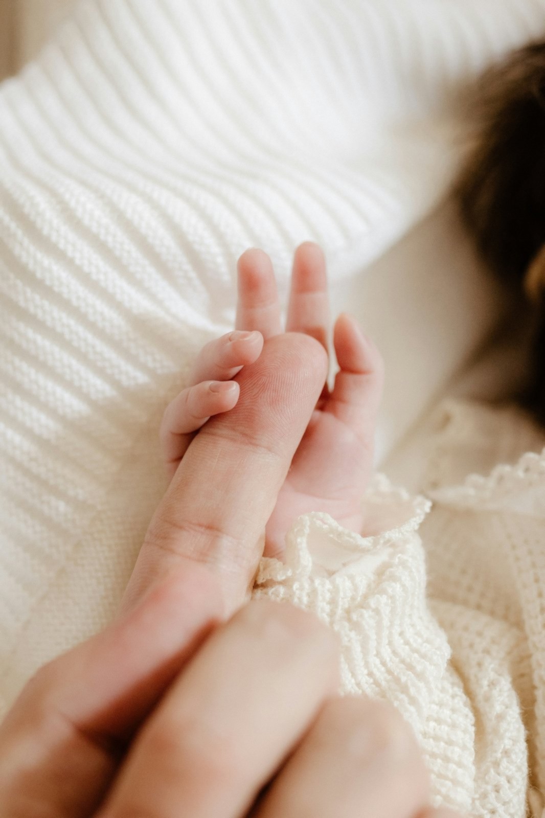 Mütterpflege Berlin – Mutter mit Neugeborenem im Wochenbett in Steglitz-Zehlendorf